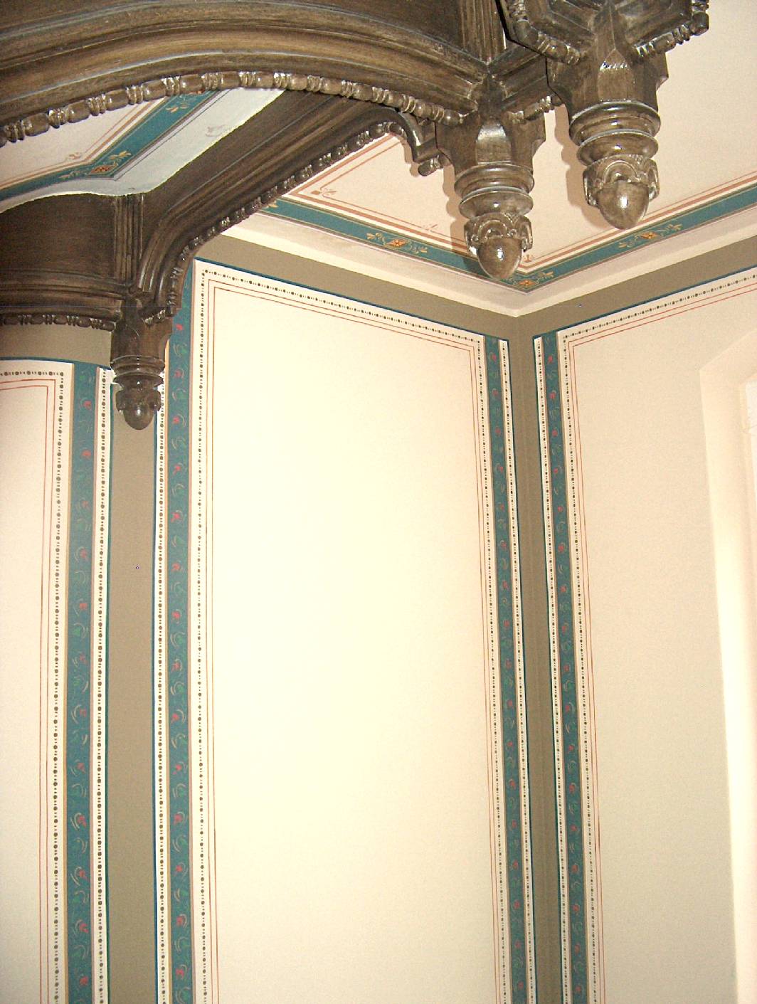 Im Gründerzeit Denkmal in Berlin Kreuzberg / Berlin wurde von Malermeister und staatl. gepr. Techniker eine Freilegung der historischen Malerei durchgeführt. Nachdem die Farben und Ornamentik ermittelt wurden hat die Firma Restaurierung & Gestaltung exklusive Malerarbeiten alle vor und Malerarbeiten mit reversiblen Materialien ausgeführt. Nach den Vorarbeiten wurden im Eingangsbereich und in der Durchfahrt eine Deckenmalerei an den Deckenflächen und Vergoldung am Stuck hergestellt. Die Wandmalerei im Eingangsbereich war nicht so üppig. Im Treppenhaus wurden die Deckenmalerei und die Wandmalerei nach dem historischen Vorbild der ersten Farbfassung wieder neu Rekonstruiert. Ein kleiner Teil der alten Wandmalerei wurde Restauriert. Die Türen, Traljen Treppenstufen und Wangen sind mit einer Holzmalerei bemalt. Diese wurde auch an den Holzbauteilen gefunden. Die Holzimitation gehört auch zur ersten Farbfassung. Die Deckenmalerei und Wandmalerei wurde mit Schablonen, Pausen und Ritzer mit Begleitstrich bemalt. Der Maler - Innungsbetrieb Malermeister Schimpf hat sich auf die Arbeiten des Restaurator für Malerei im Altbau Treppenhaus spezialisiert.